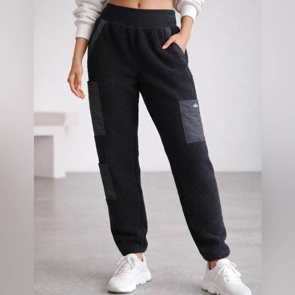ALO Yoga Pants - Alo Yoga Micro Sherpa High Waist Solstice Sweatpant Sz M EUC